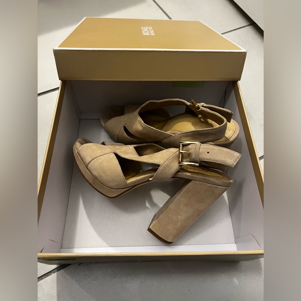 MICHAEL KORS BECKY PLATFORM SUEDE 7M color sand